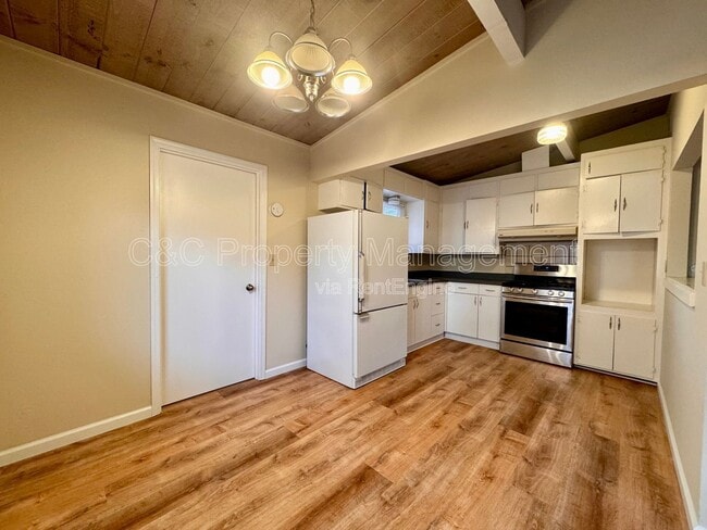 Foto del edificio - 3055 Redwood Dr