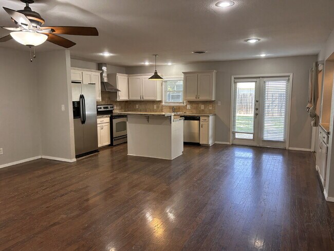 Building Photo - Beautiful, Spacious 4 Bedroom Close to Tex...