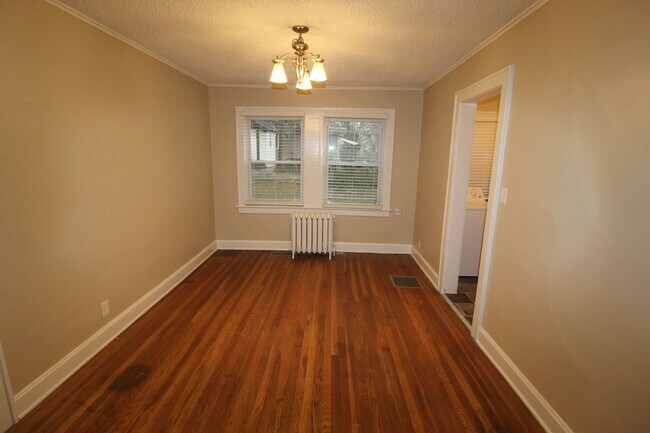 Foto del edificio - Updated 2 Bedroom 1 Bath Duplex Within Wal...