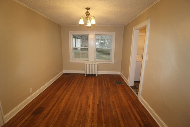 Building Photo - Updated 2 Bedroom 1 Bath Duplex Within Walking Distance to KU Med