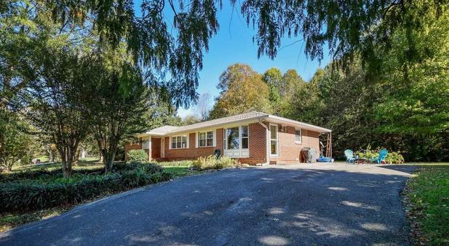 parking - 2506 Elm Dr NE