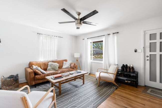 Building Photo - 3BD, 1BA Edgewater Home with Lard Back Yard and 2-Car Garage