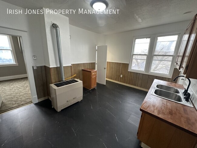 Building Photo - 175 Freund St