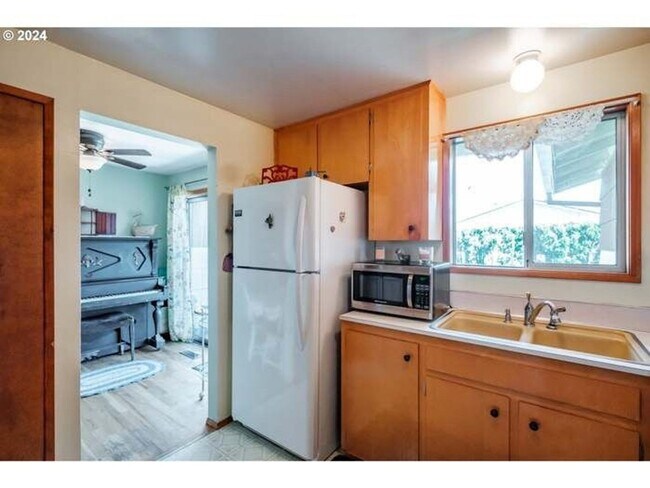 Building Photo - Charming 2BR House in Woodburn