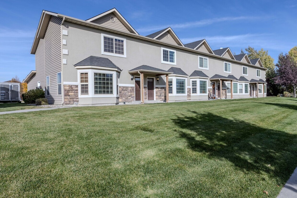 Primary Photo - 2 Bed 1.5 Bath Townhome with 2 stall garag...
