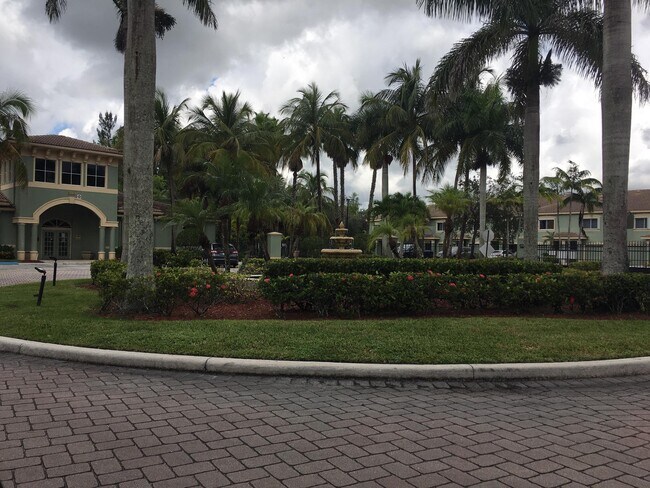 Foto del edificio - 350 Crestwood Cir
