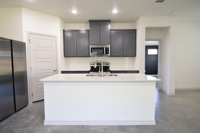 Building Photo - 806 Freedom Cir