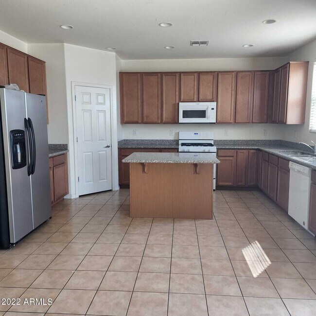 Building Photo - 10872 S 175th Dr