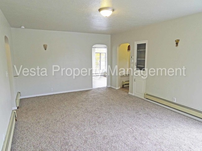 Building Photo - 452 5th St