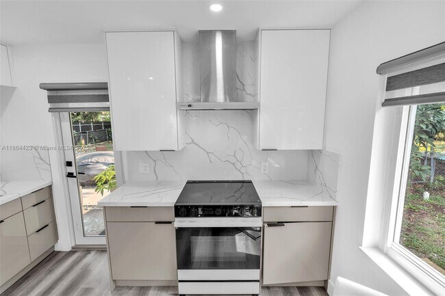 Foto del edificio - 886 NE 134th St