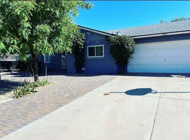 Photo - Charming Updated 3 Bed/2 Bath in Great Tem... House