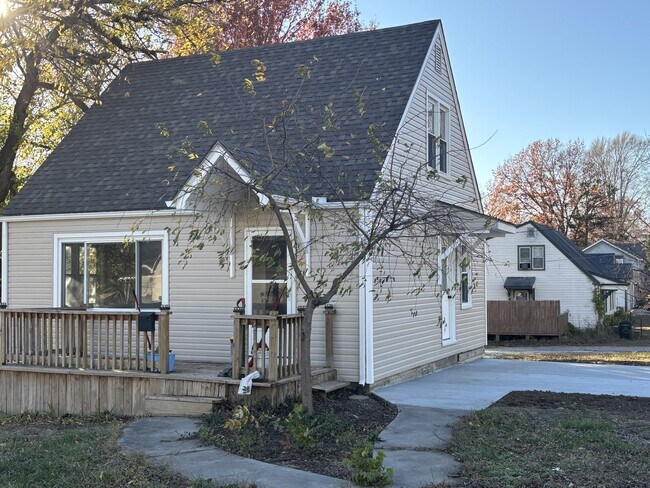 Building Photo - 923 N 10th St