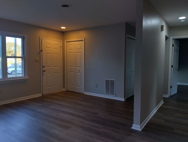 Building Photo - 7392 Bellehaven Dr