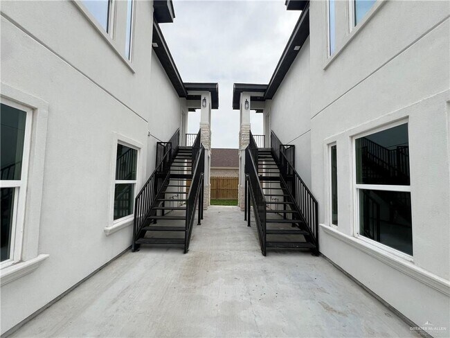 Foto del edificio - 1324 N McColl Rd