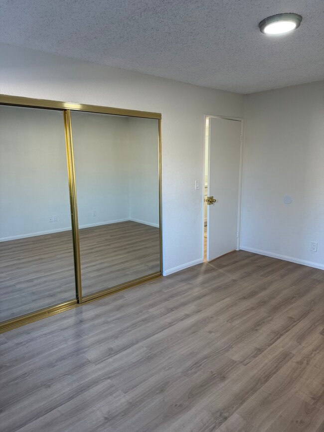 Building Photo - 11640 Menlo Ave