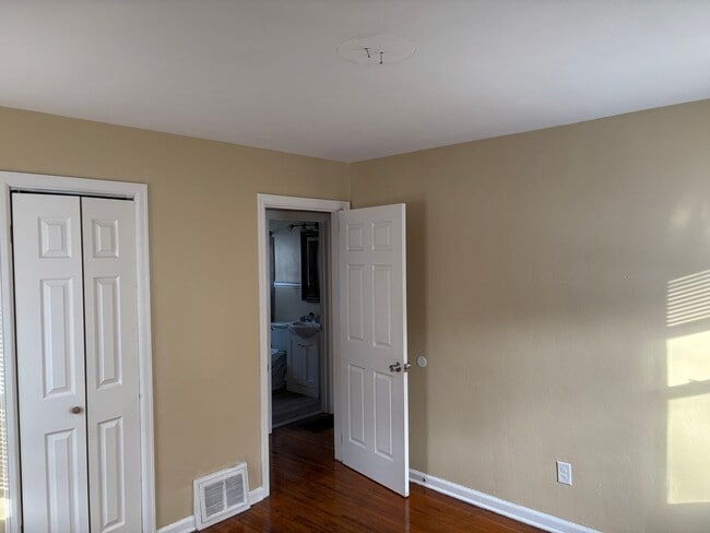 Building Photo - 3 Bedroom House