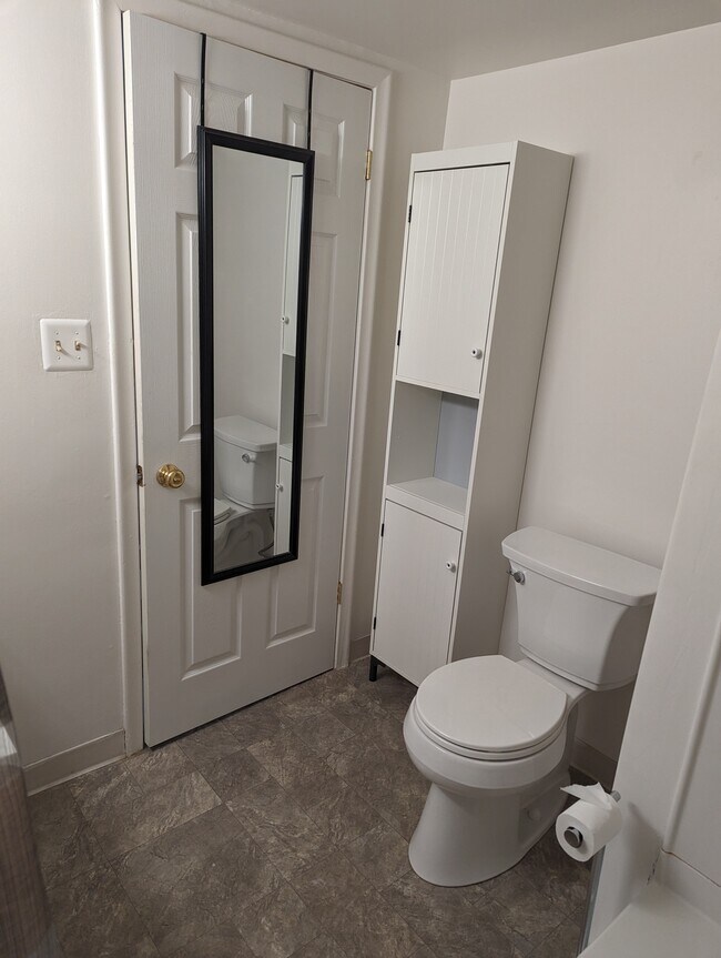 full bath - 1313 Mason St