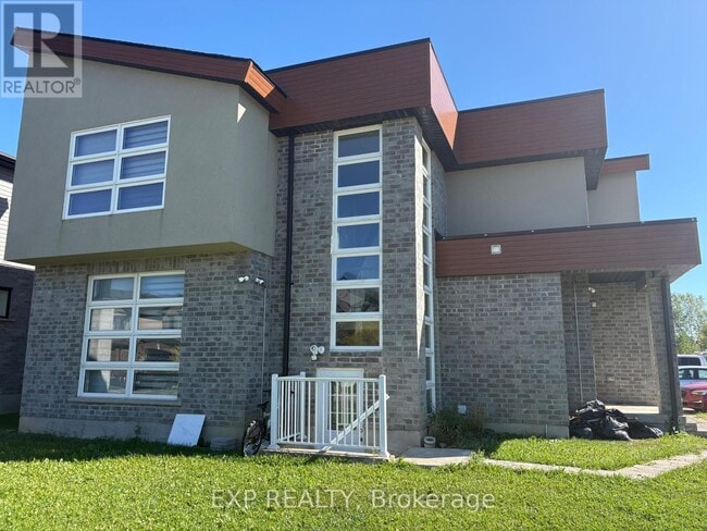 Building Photo - 1445 Dyer Cres