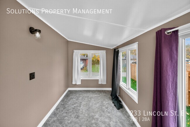 Photo du bâtiment - **3 Bedroom, 2 Bath Full House w/ Parking **