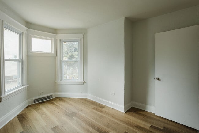 Building Photo - 714 Helmholz Ave