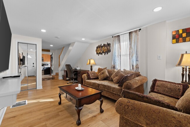 Building Photo - 404 McArthur Dr