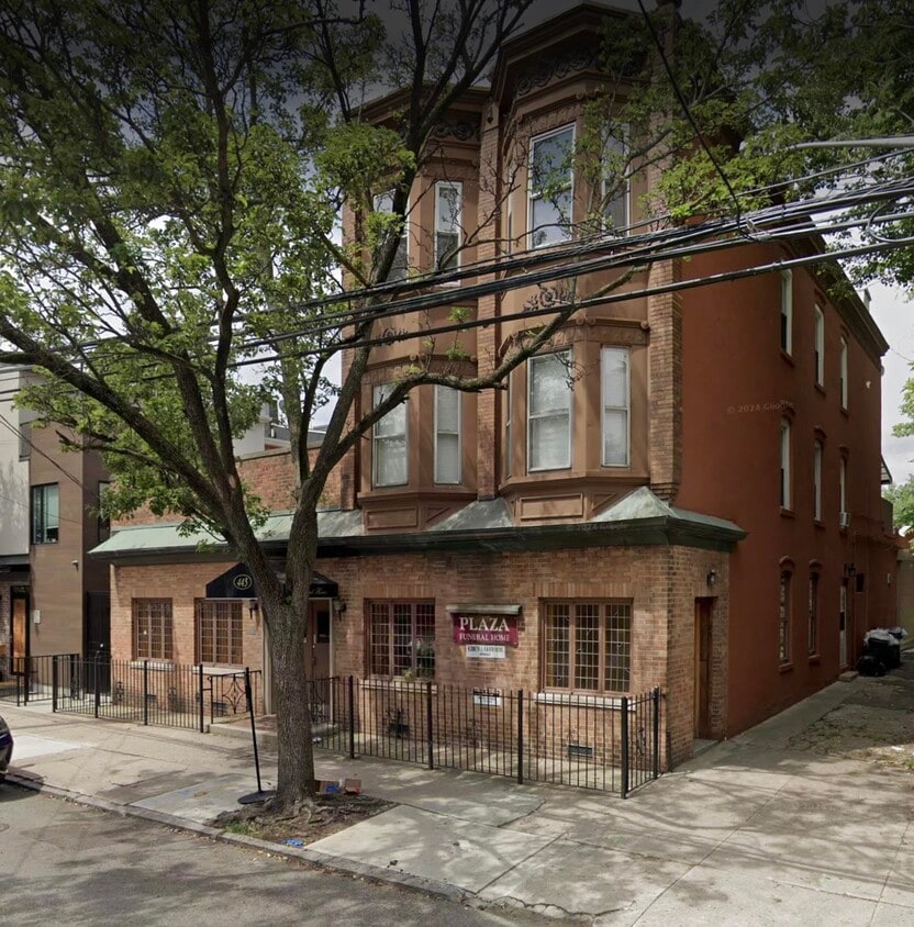 Foto principal - 445 Monmouth St