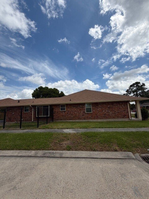 Foto del edificio - 7831 Allison Rd