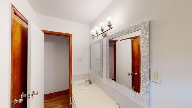 Foto del edificio - Newly renovated, 4-sided brick ranch style...