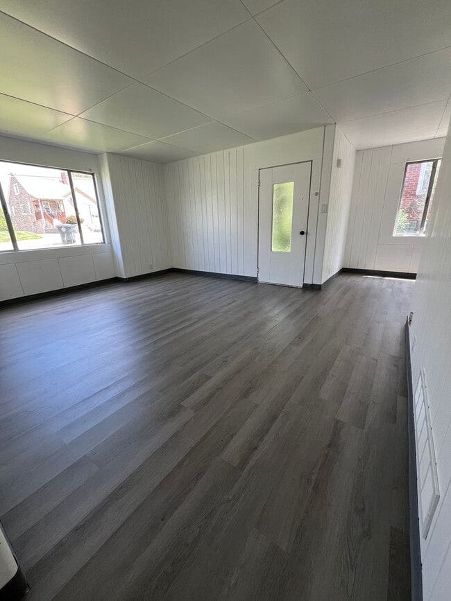 Building Photo - Two Bedroom Single Family Home