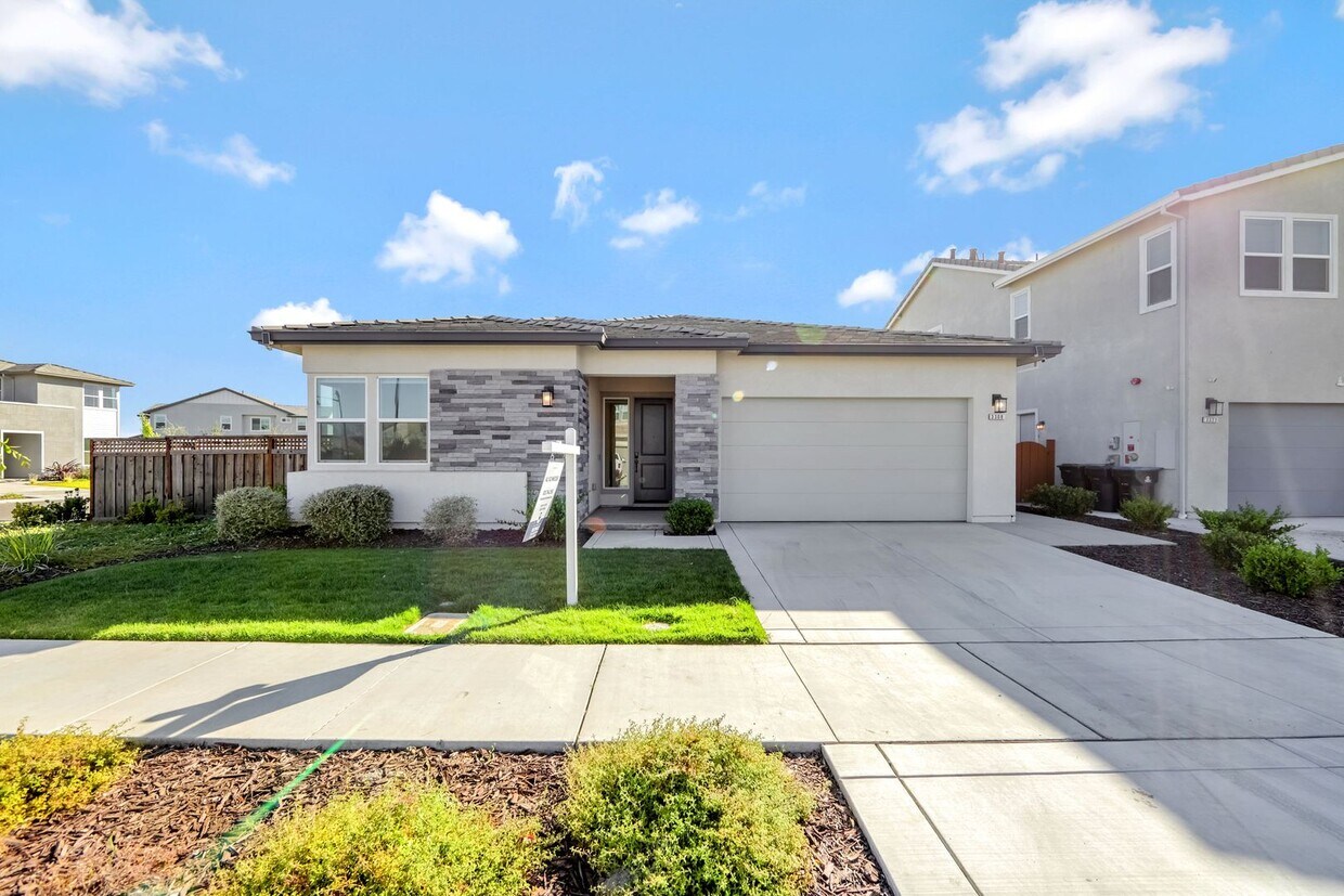 Foto principal - Beautiful Corner Lot 3 Bed 3 Bath Home