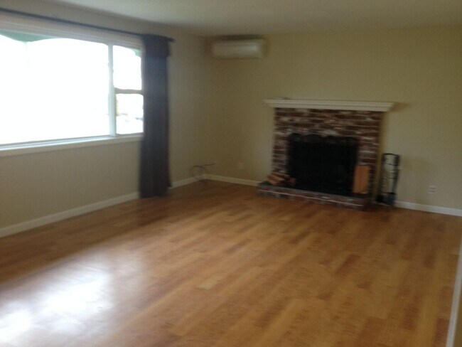 Foto del edificio - Newly painted, wonderful home w wood floor...