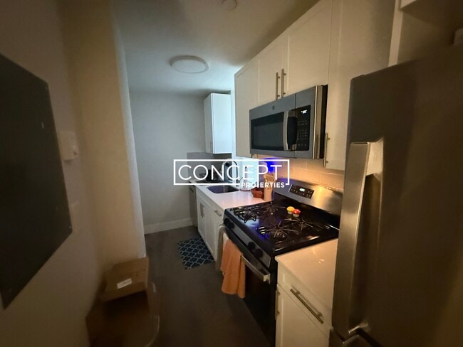Building Photo - 81 Park Dr