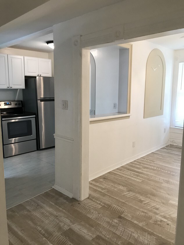 Primary Photo - 212 W Beach Pl