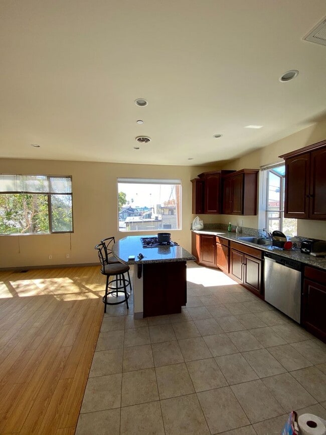 Building Photo - Downtown Ventura - Two bedroom, two bath w...