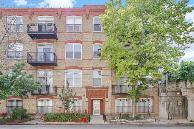 Building Photo - 1740 N Maplewood Ave