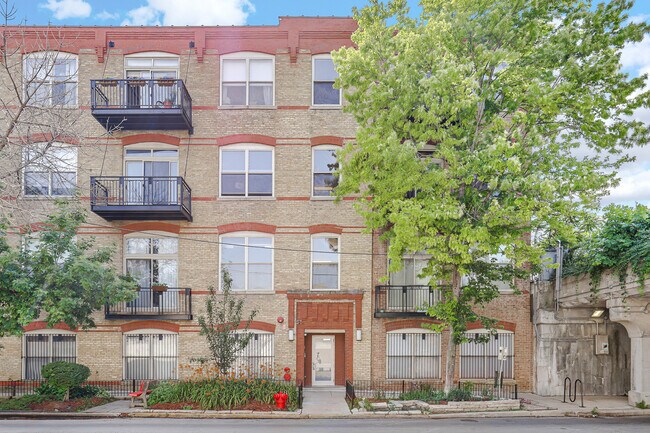 Foto del edificio - 1740 N Maplewood Ave
