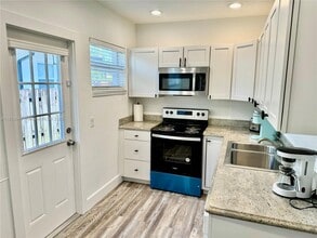 Building Photo - 301 NE 15th Ave