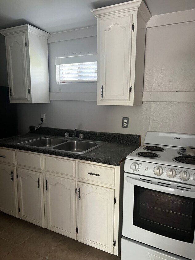 101 N Iowa Ave Unit 101 N Iowa Ave 3, Weslaco, TX 78596 Room for Rent in Weslaco, TX