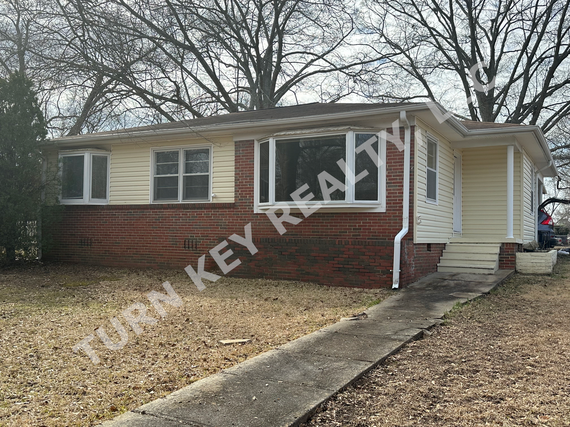 Primary Photo - Home for rent in Gardendale