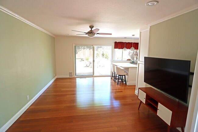 Foto del edificio - 530 Zircon Way