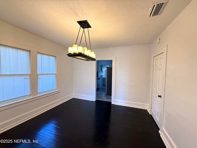 Foto del edificio - 4541 Woolman Ave