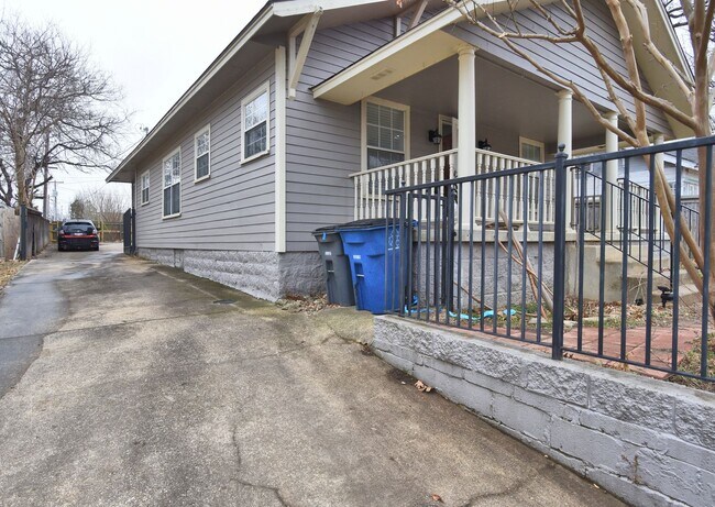 Building Photo - Prime Location: 4-Bedroom Home Close to Do...