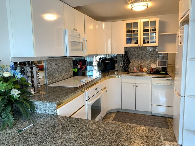 Foto del edificio - Central AC, 2 Bedroom, 2 Bathroom, Harbor Square Condo, Ocean Views