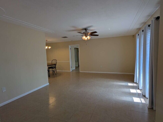 Foto del edificio - 3 Bedroom Pool Home Available in Palm Bay