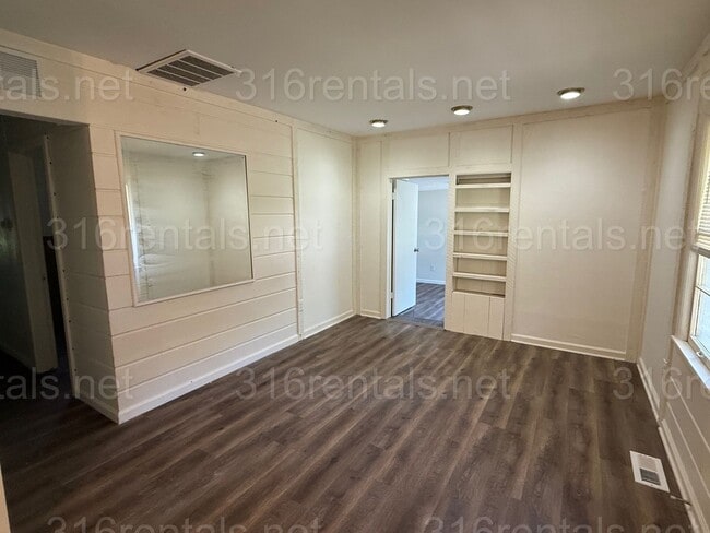 Building Photo - $995 - 3 bedroom / 1 bathroom - Single Family Home *COMING SOON*