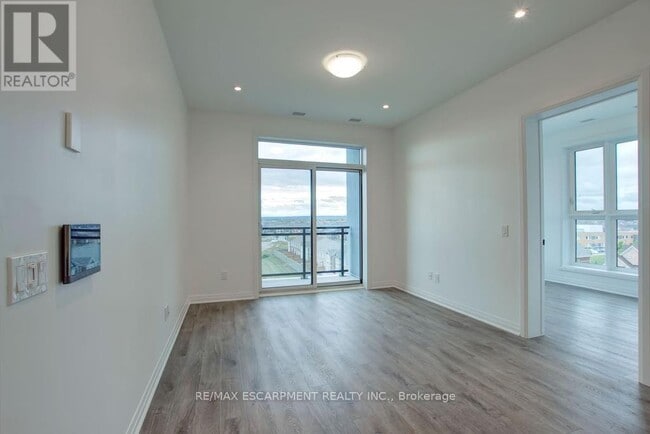 Building Photo - 95 Dundas St W