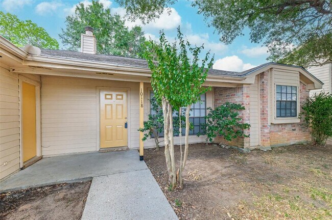 Building Photo - 10118 Emerald Oaks Dr