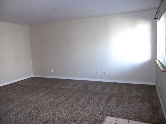 Foto del edificio - Fort Collins Condo Offering Comfort, Convenience, and Simple Living
