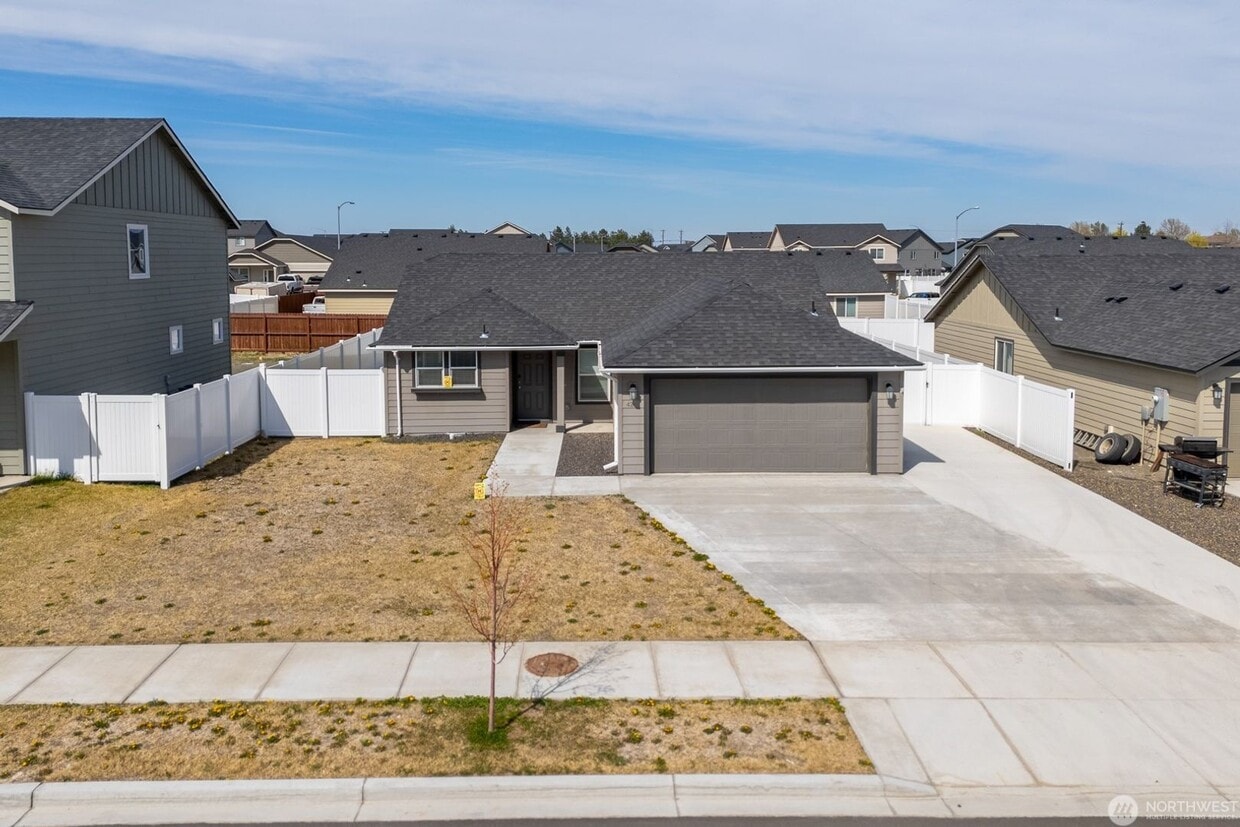 Primary Photo - Never been rented before new home in Mae V...