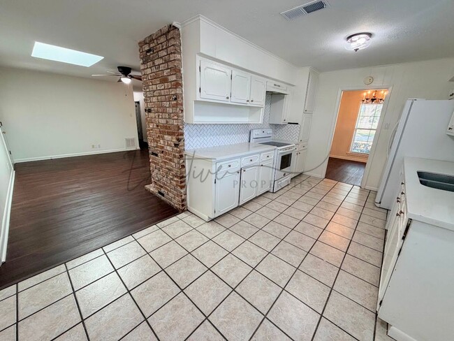 Foto del edificio - Great 3-Bedroom Family Home with Garage & Fenced Backyard